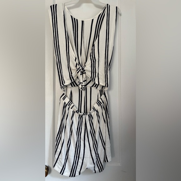 Love Tree White & Blue Stripes Sleeveless Romper Open and Tie on Back Sz: Large - Picture 3 of 9